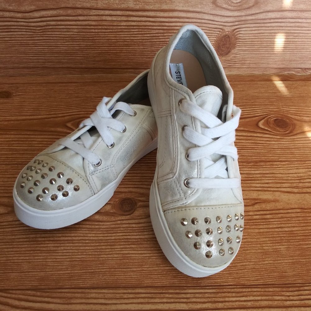STEVE MADDEN silver-white studded sneakers size 5